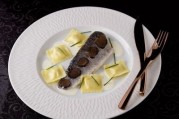 filet-de-bar-de-ligne-braise-au-champagne-raviolis-d-emmentaler-aoc-suisse-aux-truffes-noires