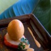 Oeufs mollets parfumés au madras sur médaillon de surimi