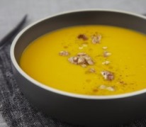 soupe-de-potimarron-et-craquant-de-pomme-ariane-et-noix