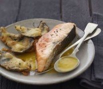 unilaterale-de-saumon-ecossais-label-rouge-au-coulis-de-mangue-tempura-de-chou-rouge