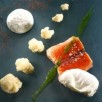 Pavé de saumon, chou-fleur et oeufs pochés, fromage blanc à la ciboulette