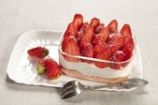 tiramisu-minute-aux-fraises-et-biscuits-roses