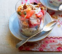 yaourt-allege-au-miel-de-manuka-agremente-de-pamplemousse-rose-de-floride-de-framboises-et-de-cereal